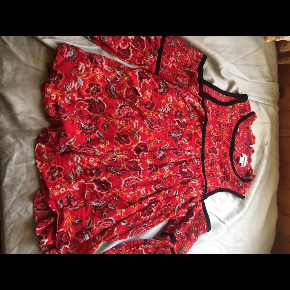 🐚 5/$25 Xhilaration red paisley cold shoulder top